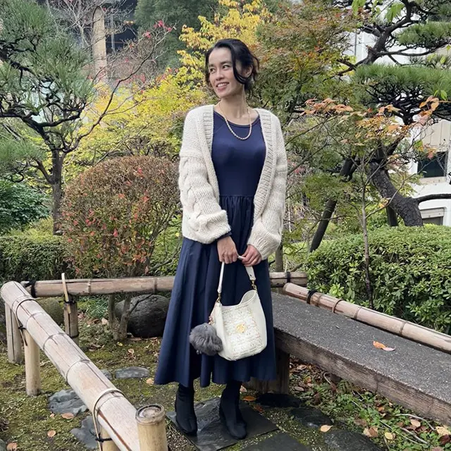 冬でも重くなりすぎない！ネイビーワンピ×白カーディガン