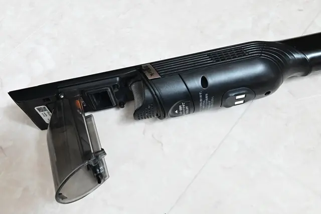 ゴミはワンタッチで手を汚さずに、簡単に捨てられます。