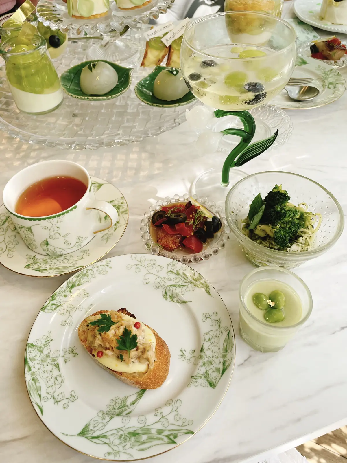 夏、夏ワンピース、夏ワンピ、ブルーベリー、ホワイトチョコ、ホワイトチョコレート、チョコレート、マスカット、ワンピ、白ワンピ、ロングヘア、黒髪、黒髪ロング、HAUTE COUTURE・CAFE nakameguro 、HAUTE COUTURE・CAFE 、中目黒、アフタヌーンティー、マスカット、すずらん、ケーキ、スイーツ、花束、ピンクの花束、白ワンピース、ホワイト、ホワイトワンピース、ワンピース、ノースリーブ、ノースリーブワンピース、パフェ、アイス、お花、お花の世界、お花の内装、店内、お花の店内、お花の装飾、アフタヌーンティー専門店、Shine Muscat Afternoon tea、たっぷりフルーツのすずらんsoda付き、 7/3~9/16期間限定、期間限定、バースデー、バースデープラン、バースデーケーキ、デコレーションケーキ、ホールケーキ、マンゴーアイス、ディッシュプレート、カプレーゼ、枝豆ポタージュ、ブラマンジェ、ブルスケッタ、ガラスの器、風船、