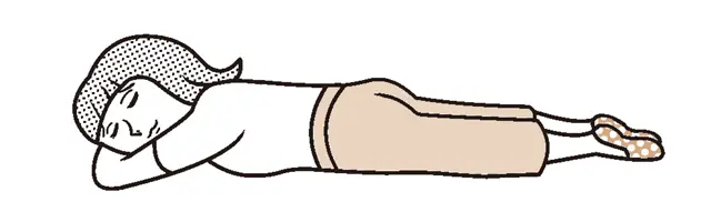 ぎっくり腰になったらまずはうつ伏せになり、 痛みが落ち着くまでしばらく安静に。