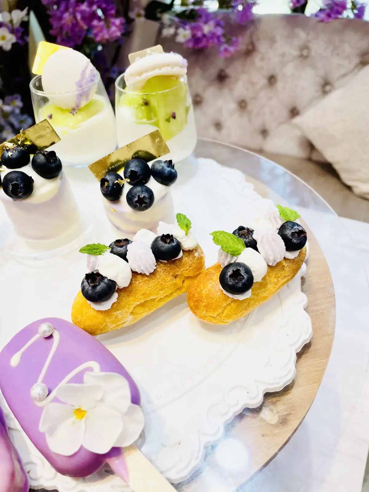 ソファ、テーブル席、Blouse、Skirt、vis、Shoes、shoel mine、スイーツ、パルフェ、パフェ、ケーキ、チョコレート、藤棚、藤、アーティフィシャルフラワー、クロワッサン、スープ、生ハム、オードブル、セイボリー、薄紫、紫色、紫、白、ブラウス、白ブラウス、フリル、フリルブラウス、シースルー、ストライプ、ロングヘア、パープル、purple、カップ、お茶、カフェ、カフェラテ、店内、HAUTE COUTURE • CAFE、HAUTE COUTURE • CAFE表参道、期間限定、Purple Afternoon Tea、オートクチュールカフェ、オートクチュールカフェ表参道、表参道、カフェ、アフタヌーンティー、HAUTE COUTURE CAFE、HAUTE COUTURE CAFE表参道、エクレア、紫色、薄紫、