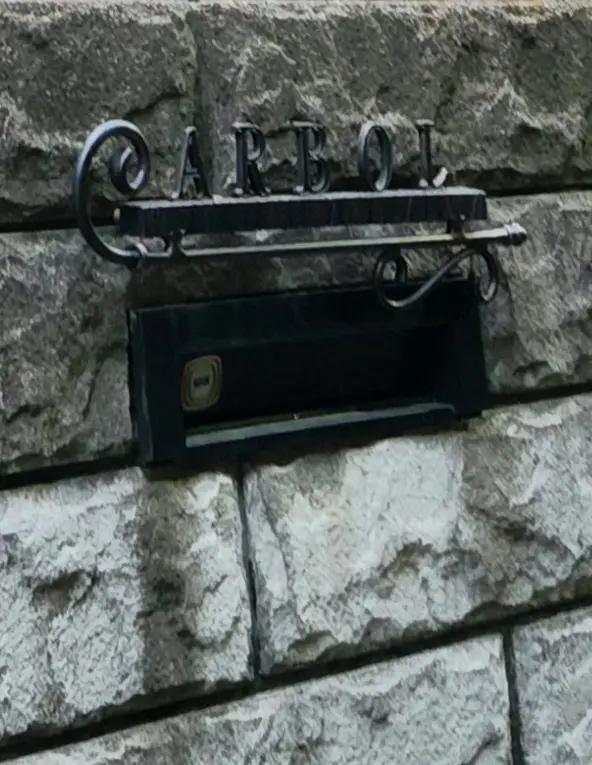 郵便受けの上にARBOLの文字を見つけてホッ！