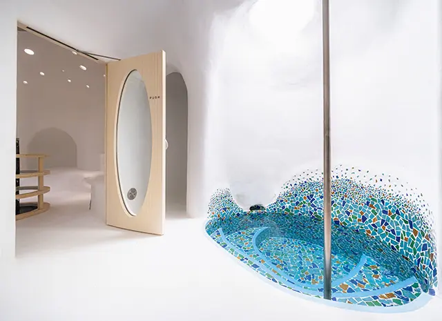 水風呂は、女 性用サウナ室の入口に隣接。