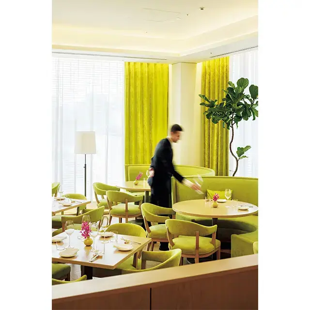 「Sophie at EDITION」は、柔らかな光に満たされるレストラン。