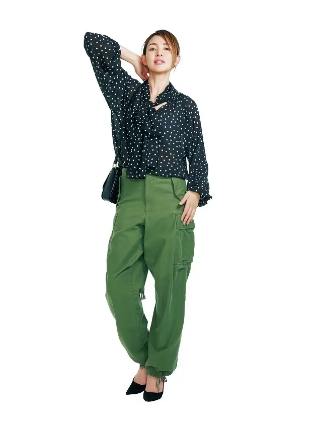 フェミニンなボウタイブラウスはカーゴパンツを合わせて新鮮に【50代に似合うコーディネートの正解】