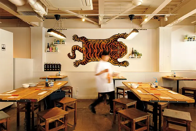 卓上にセットされた調味料入れや、ワインの空き瓶やビールの空き缶を 使ったグリーンのあしらいなど、細かなところまでセンスが光る