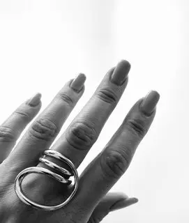 シャルロットシェネのリング着用画像