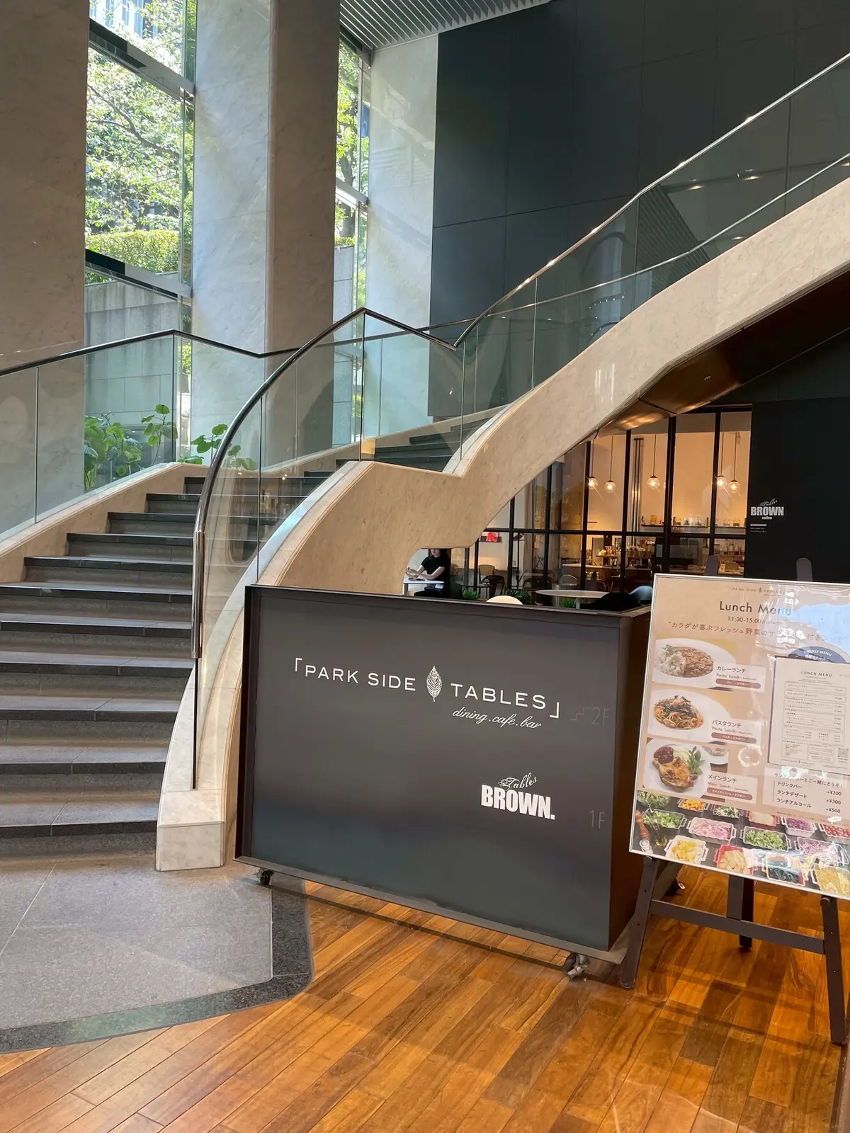 紀尾井町ビルにあるPARK SIDE TABLES