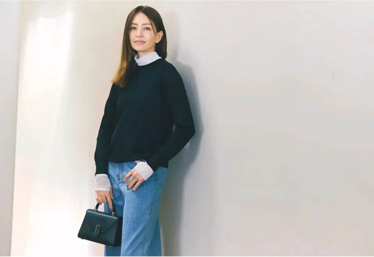 白シアートップスと黒ニットの重ね着で作る色と素材のコントラストでこなれ感アップ