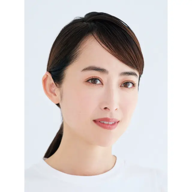 大人のひとつ結びは“分け目をずらして結ぶ”のがコツ