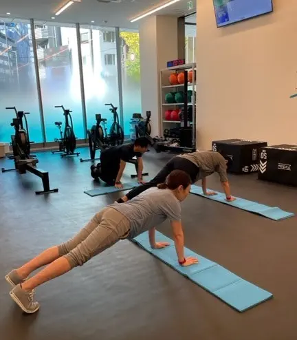 人気トレーナー・AYAさんのジムでのトレーニング風景