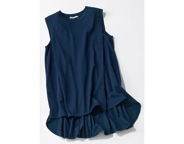 わきにマチ幅をとり奥行きを出すことで“二の腕をほっそり”