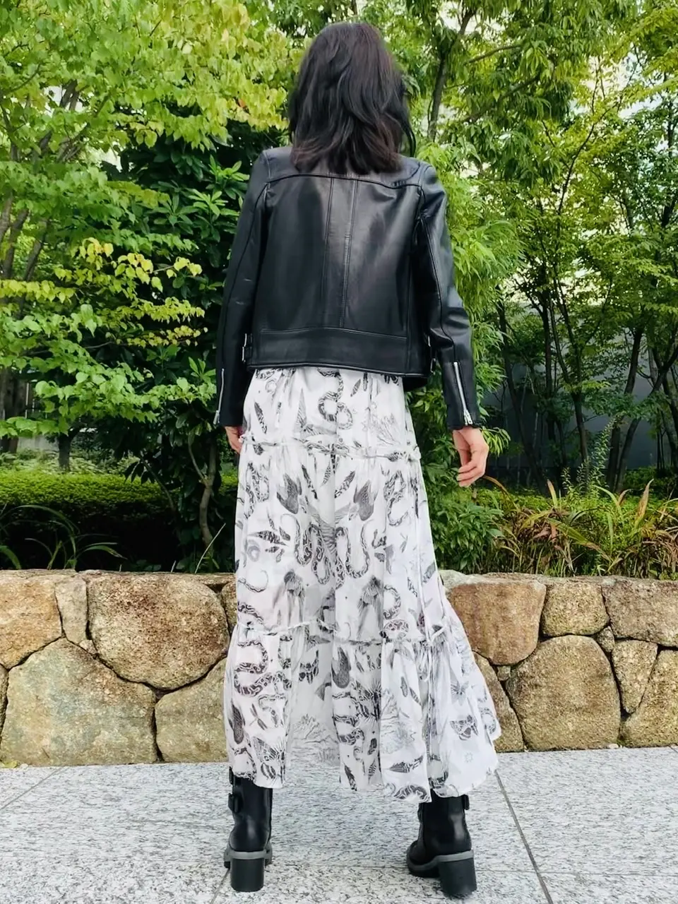 アウターを羽織り背面