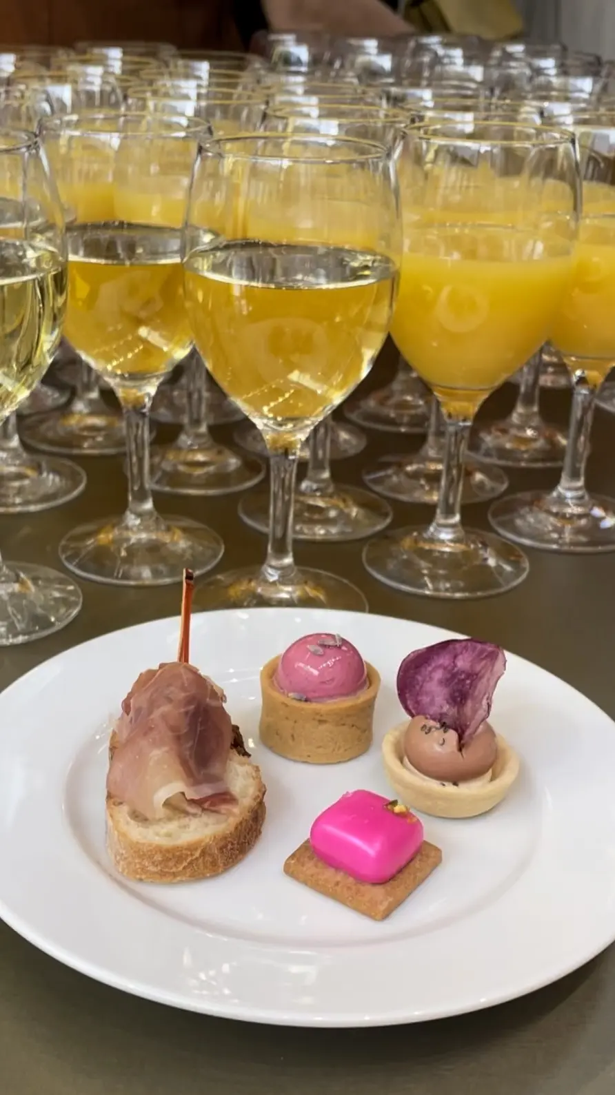 アスペジ、ASPESI、ASPESI青山店、オシャレ、モダン、建物、エクラ華組、華組、エクラJマダム、Jマダム、店内、イベント、エクラ&ASPESIショップイベント、フィンガーフード、生ハム、紫芋、フランスパン、おつまみ、シャンパン、スパークリングワイン、オレンジジュース、ワイングラス