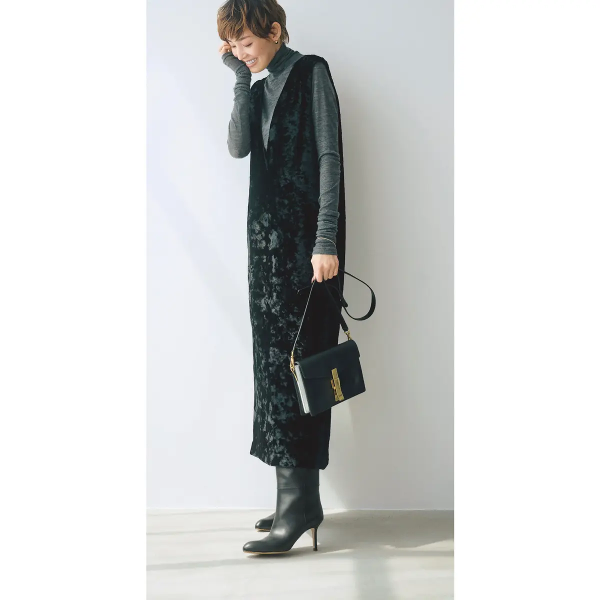 グレータートルトップスと黒ベロアのノースリーブワンピースのコーデ　モデル・LIZA