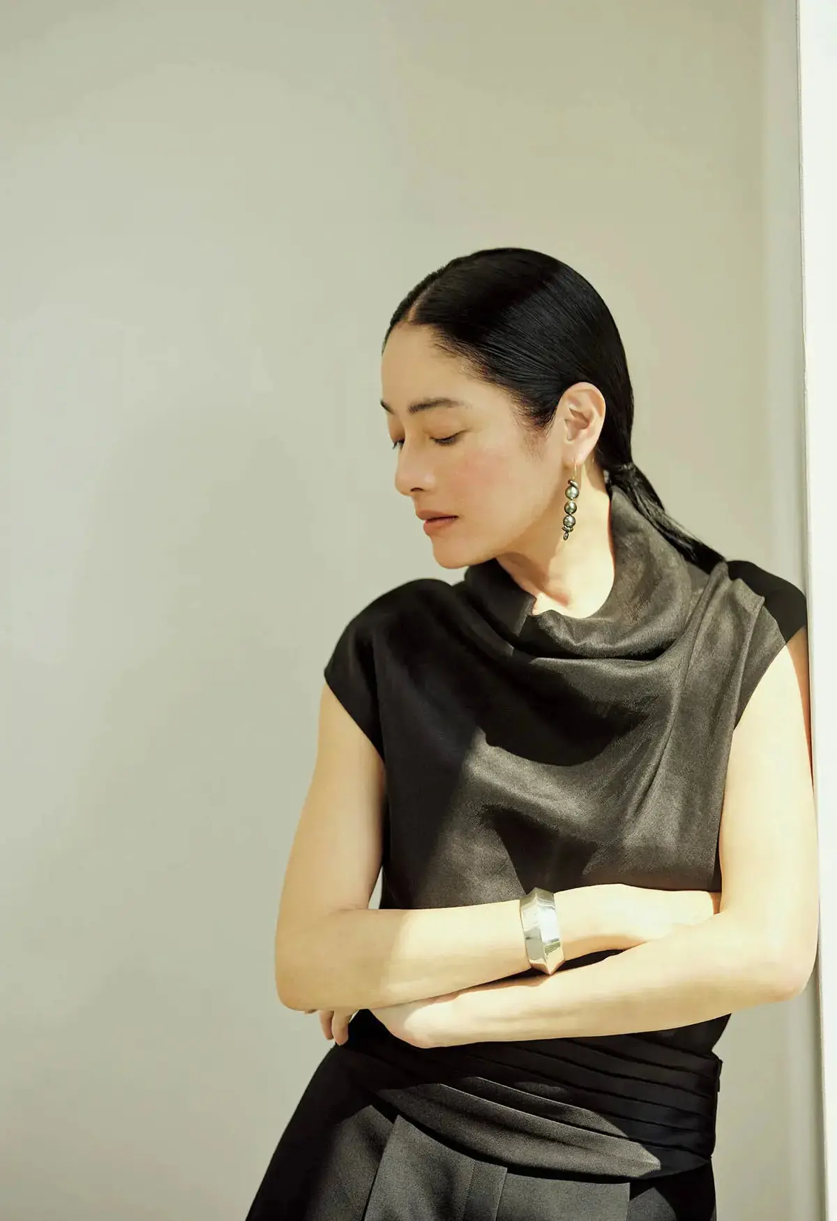 【50代 週末コーデ】ボリュームスリーブが美しい涼感ワンピースをベージュトーンでエレガントに＃Jマダムのおしゃれ