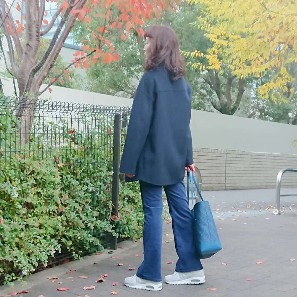 ネイビーコート   ブルーパンツ   スニーカー  トートバッグ