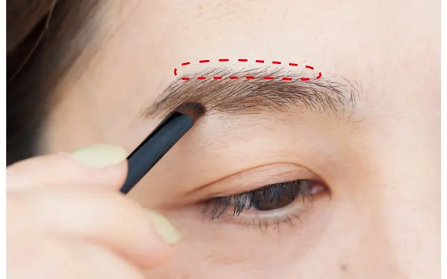 眉上のアウトラインまで塗らず、自眉を生かす