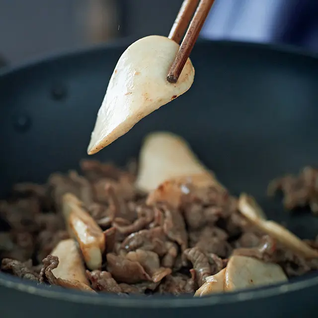 エリンギは軽くたわむくらいになった ら、火を止めて食感よく仕上げる