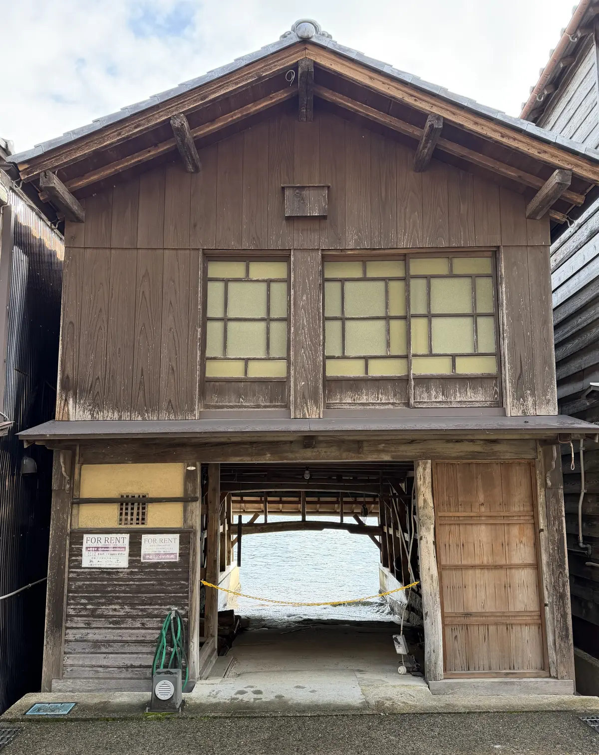 舟屋をレンタルさせてくれる。　空き舟屋。