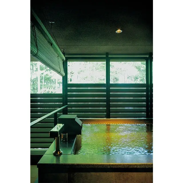 部屋に置かれた和漢植物の袋を温泉に入れ、香り湯を。ゆったりとしたデッキチェアを併設。