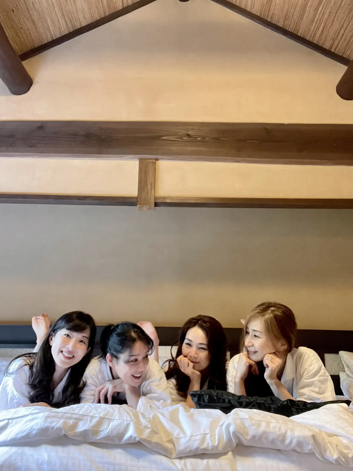 お部屋のパジャマを着て女子トーク