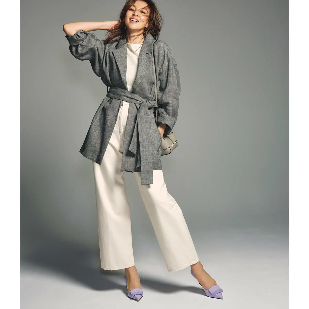 グレージャケットと白デニムパンツのコーデ　モデル・SHIHO