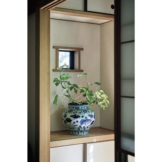 縁側の突き当たりには、染付の壺に観葉植物を