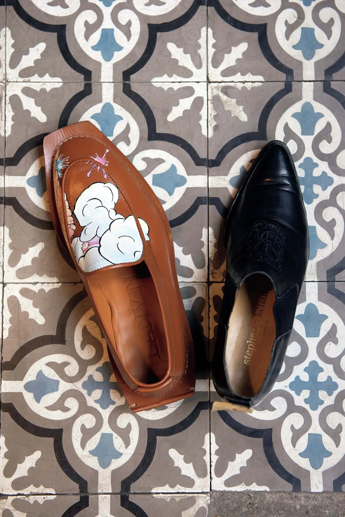 底のすり減りもなく状態のいい靴の品ぞろ え。左はLANVINのローファー（€350）、 右はstephane kélianのブーティ（€150）。 小さめのサイズがあるのも日本女性にはう れしい