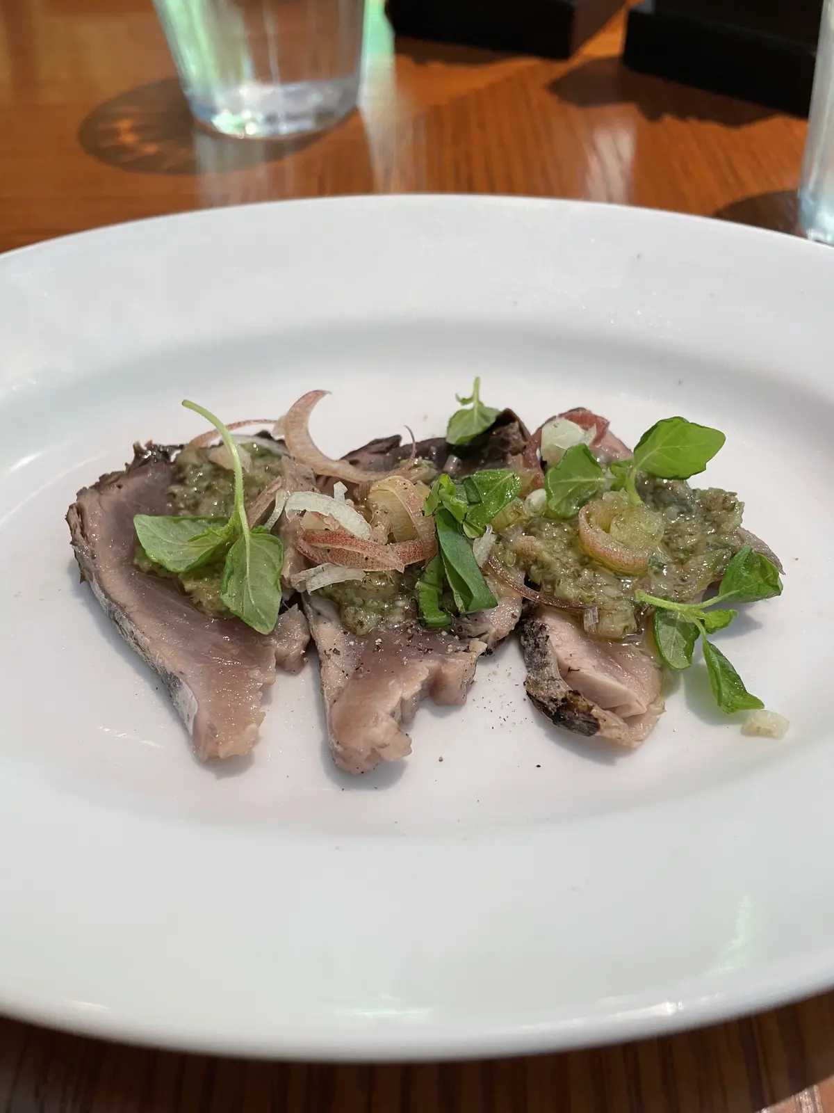 レストラン、TWELVE GADENS BAR & GRILL、トゥエルブ ガーデンズ バー アンド グリル、女子会、ランチ、ランチ会、ソファ席、シート席、室内、カルパッチョ、鮮魚、鰹のタタキ、カツオのたたき、テーブル席、イタリアン、アメリカン、イタリア料理、みょうが、ミョウガ、ベビーリーフ、ネギだれ