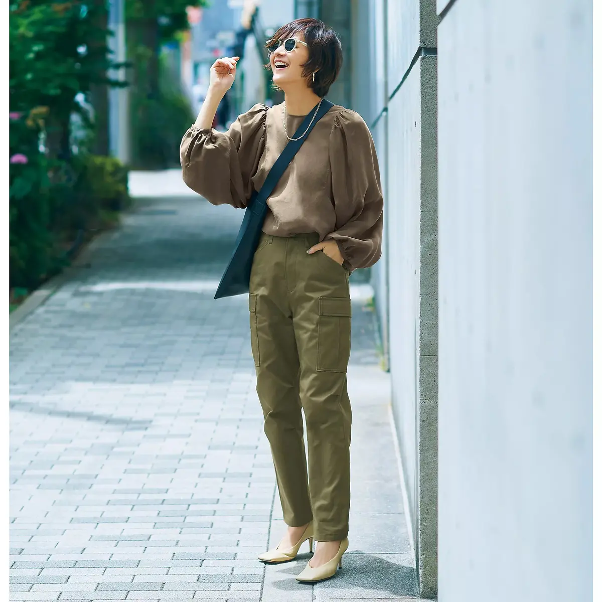 E by éclat ボリューム袖ブラウス、大人カーゴパンツ