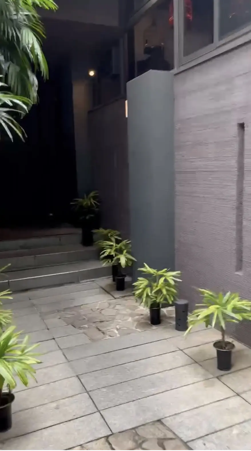 Wakiya一笑美茶樓、赤坂、チャイニーズアフタヌーンティー、中華、中華アフタヌーンティー、スイーツ、女子会、お祝い会、サンルーム、サンルーム席、お洒落、とも子、ゆか、N♡RIK♡、白コーデ、白ワンピース、白ワンピ、ボーダー、シルバーボーダー、レース、柄ワンピース、柄ワンピ、茶系、秋服、秋服コーデ、秋コーデ、秋ファッション、オシャレ、おしゃれ、一軒家、入り口、アプローチ、タイル