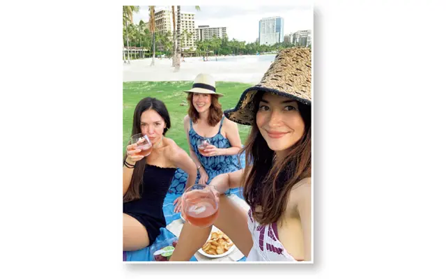 友だちとビーチでピクニック