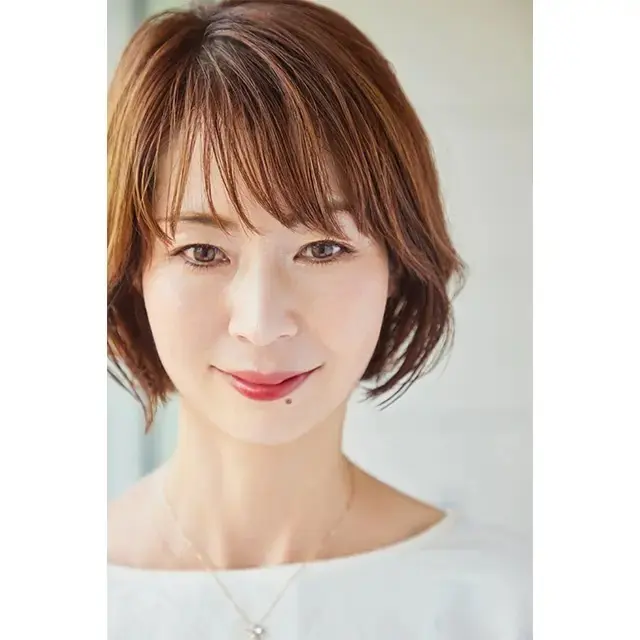 大きめのスパイラルパーマをかけることで、全体のシルエットにゆるいカーブをプラス