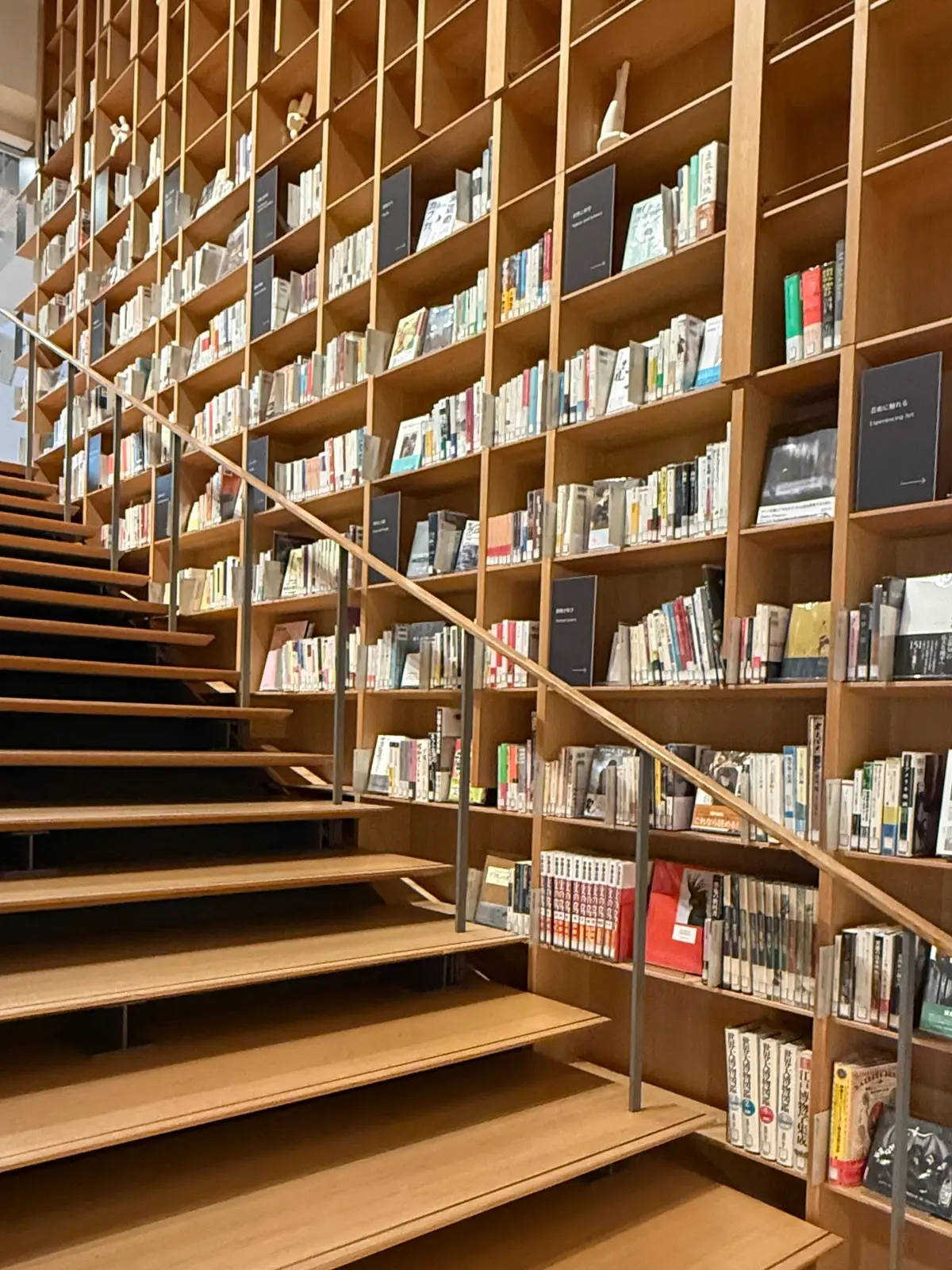 早稲田大学　村上春樹ライブラリー　階段本棚