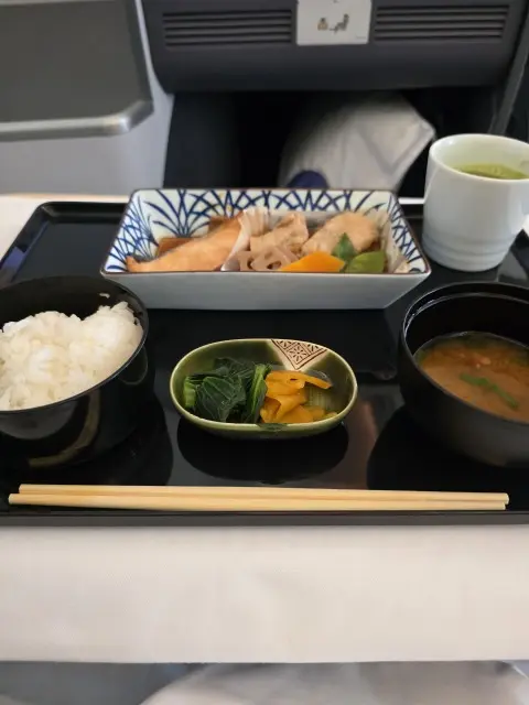 ラウンジと機内食などの画像_5