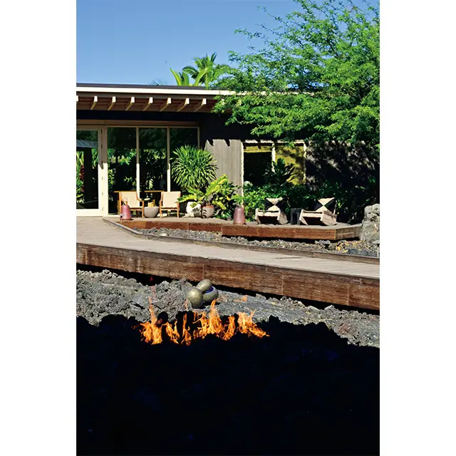 ASAYAスパの内部にて、ファ イヤー！を発見。ハワイ島のキ ラウエア火山を思わせるサプラ イズな趣向だ。なめらかに整え た溶岩を用いたホットストーン トリートメントも、レベルが高い