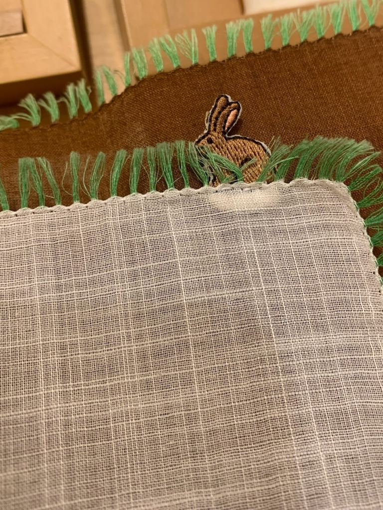 草に見立てたフリンジにウサギのハンカチ