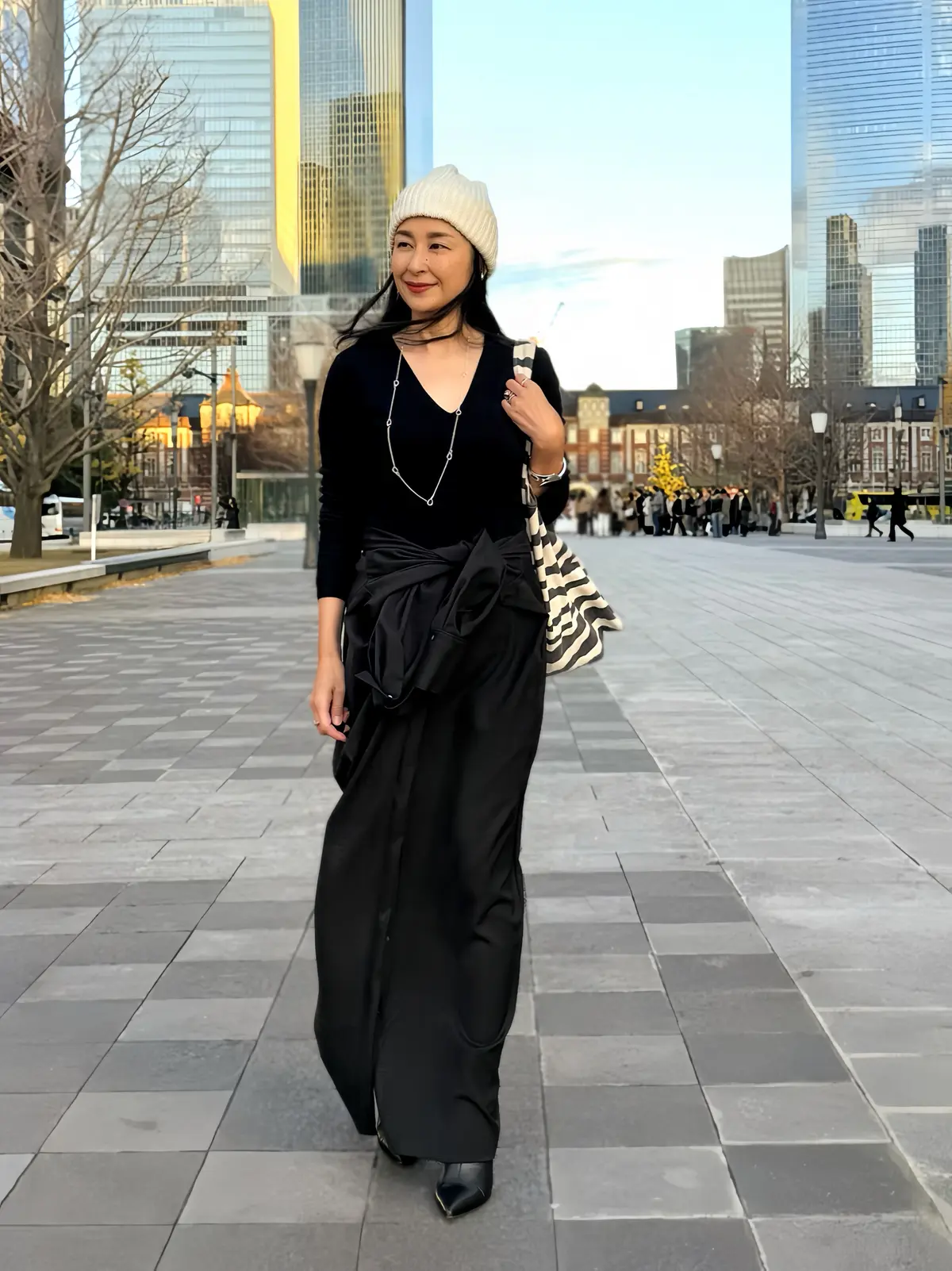 イーバイエクラ　黒ワンピース　着回し　50代ワンピースコーデ　アラフィフワンピースコーデ　　シルバーネックレス　黒ショートブーツ　ゼブラ柄バッグ　白ニット帽子