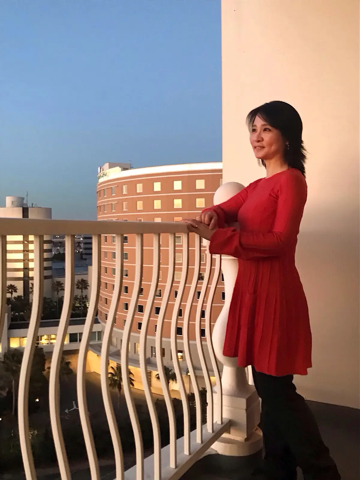 ホテルのバルコニーの女性