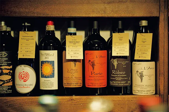 グラスワイン￥800～、 ボトル￥5,000～