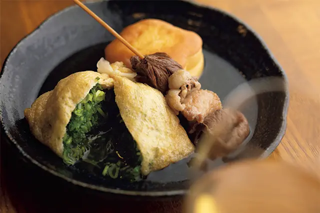 。薄揚げに刻みねぎと少量の三つ葉を入れた「巾着」￥350は、先代が考案。