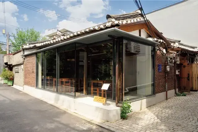 伝統と現代が交錯した韓屋が目をひく