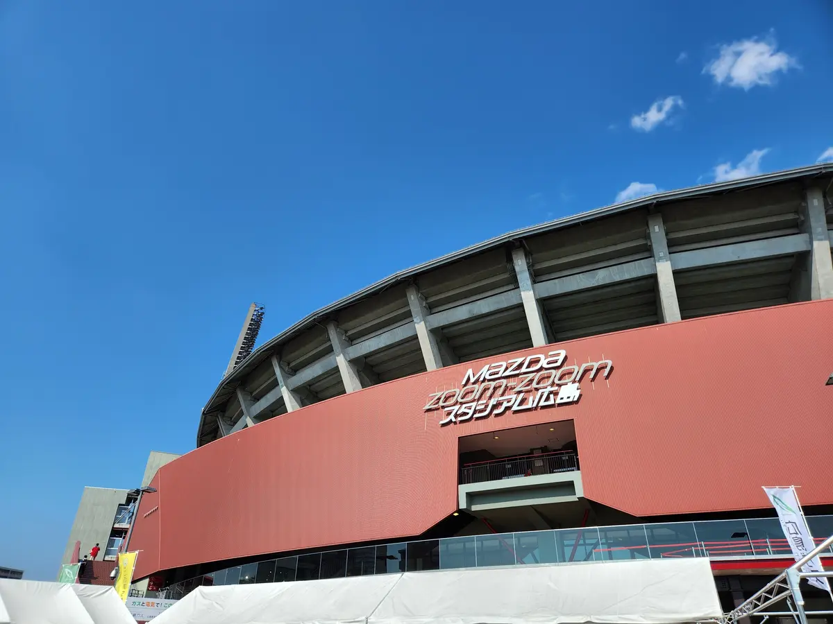 青空に映える赤い球場 Mazda zoom zoom スタジアム広島