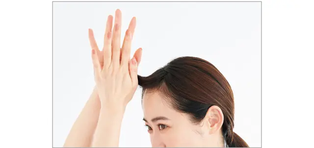 基本プロセスのあと、前髪だけに少量のオイルなどを塗布。中間から毛先にはしっかりとなじませる