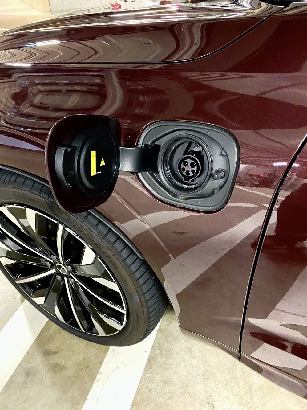 ボルボ　XC60 Ultra T6 Plug-in hybrid 充電部分 プラグインハイブリッドモデル マダムの“ぐっとくるクルマ”試乗 Webエクラ