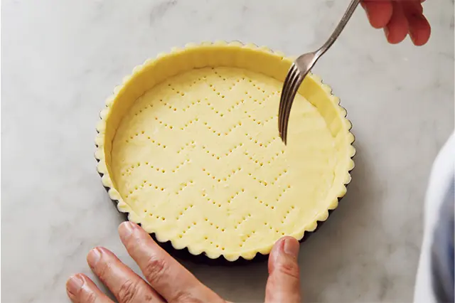 底の部分をフォークでピケする。 できれば30分くらい休ませる。