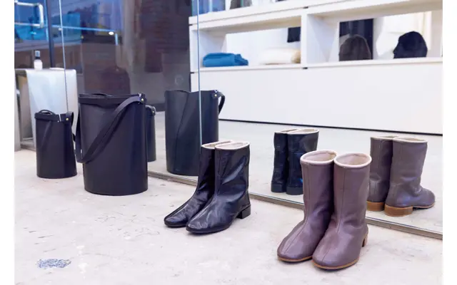 シューズブランド「TO&CO.」とレザーブランド「ke shi ki」とオカイユがコラボレートしたブーツとバッグ。心地よさとクラシカルなたたずまいが魅力的