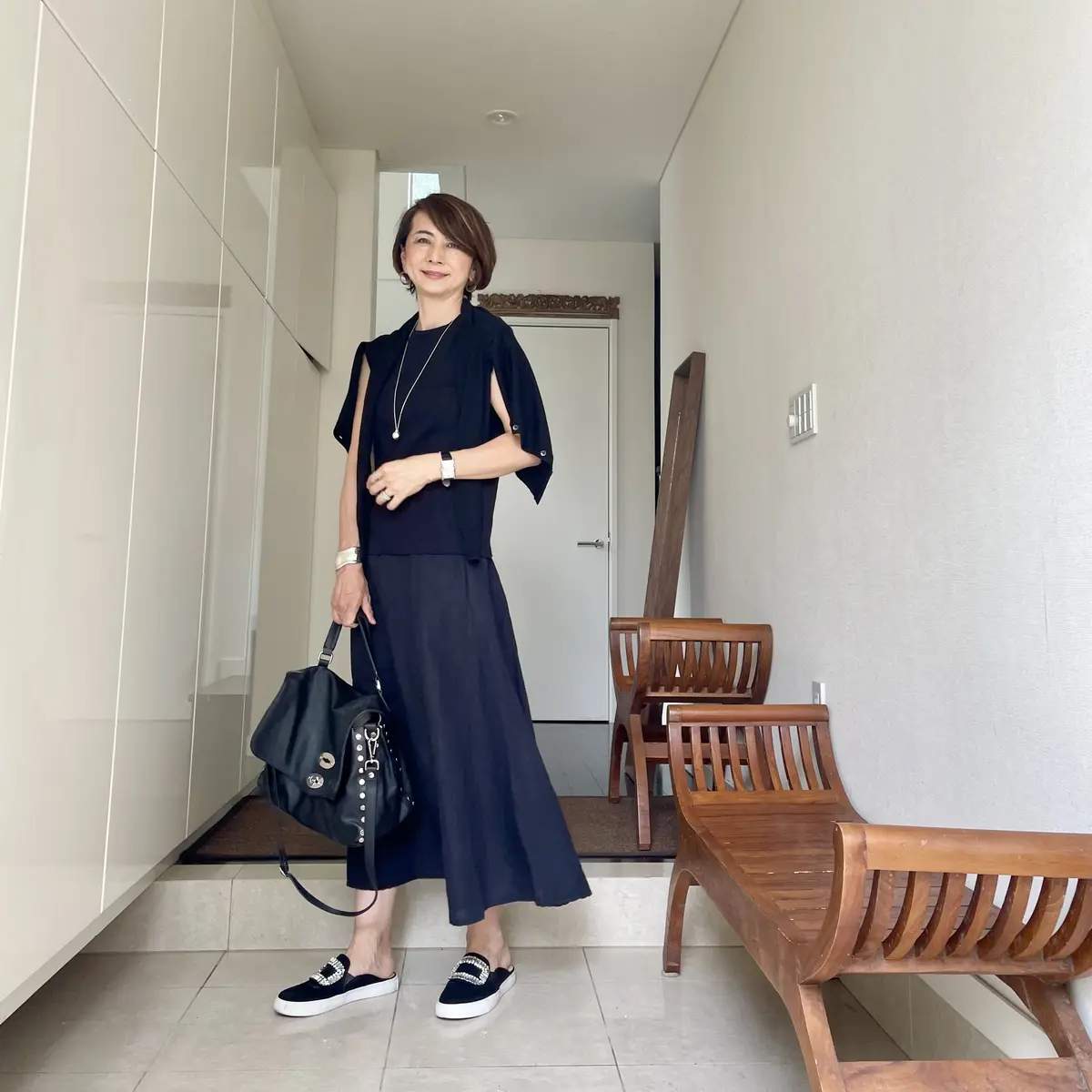 シルバージュエリーが映えるブラックコーデの画像_1