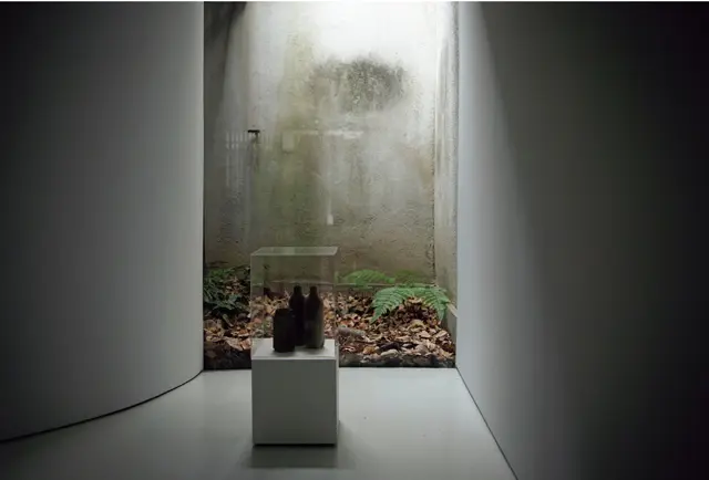 庭を借景に尾花智子の作品を展示